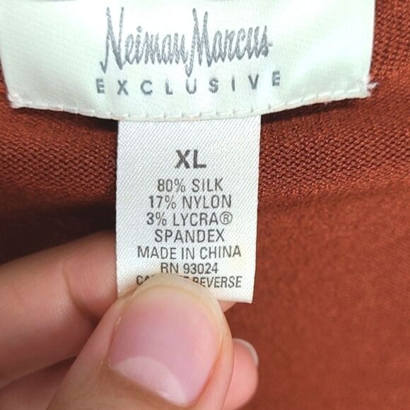 NeimanāāMarcusāSilkĀ BlendāV-NeckāTerracottaāSweater - Picture 5 of 5